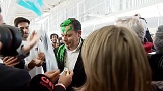 Der Vorsitzende der portugiesischen Sozialdemokratische Partei (PSD), Luís Montenegro, wurde von einem Klimaaktivisten mit grüner Farbe beschmiert.