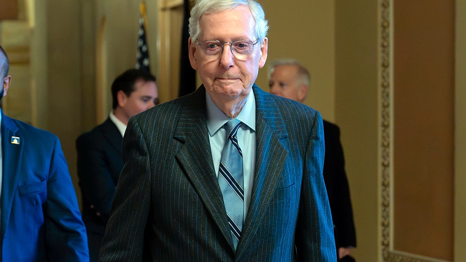 O líder da minoria no Senado, Mitch McConnell R-Ky., caminha para um almoço republicano, depois de ter anunciado que abandonará o cargo de líder republicano no Senado em novembro, no Capitólio i