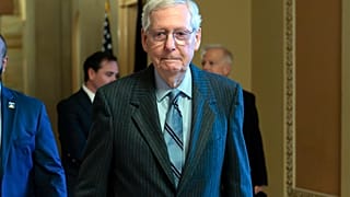 O líder da minoria no Senado, Mitch McConnell R-Ky., caminha para um almoço republicano, depois de ter anunciado que abandonará o cargo de líder republicano no Senado em novembro, no Capitólio i