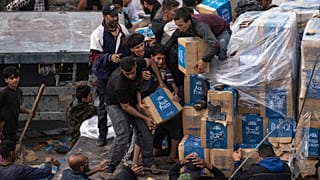 Arşiv: Filistinliler, Refah'ta Gazze Şeridi'ne girmekte olan bir insani yardım kamyonunu yağmaladı.
