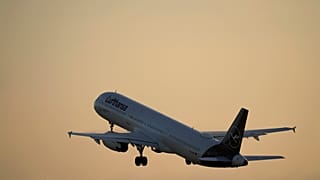 Un Airbus A321 de Lufthansa décolle de Lisbonne au lever du soleil.