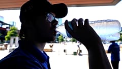 Homme buvant à la bouteille