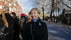 A meggyilkolt Alexander Litvinyenko özvegye Londonban, az orosz követség előtt