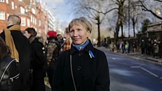 A meggyilkolt Alexander Litvinyenko özvegye Londonban, az orosz követség előtt