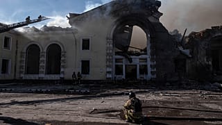 Los bomberos apagan el incendio en una estación de tren después del bombardeo ruso en la ciudad de Kostiantynivka, región de Donetsk, Ucrania, el 25 de febrero de 2024.