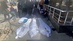 جثث على الأرض ملفوفة بأكفان بيضاء أمام مستشفى الشفاء في مدينة غزة