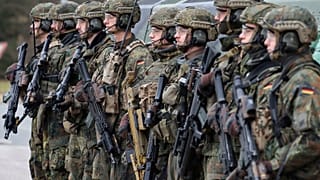 Soldados asisten a un entrenamiento durante una visita del ministro de Defensa alemán, Boris Pistorius, en Oberviechtach, Alemania, el 28 de febrero de 2024.
