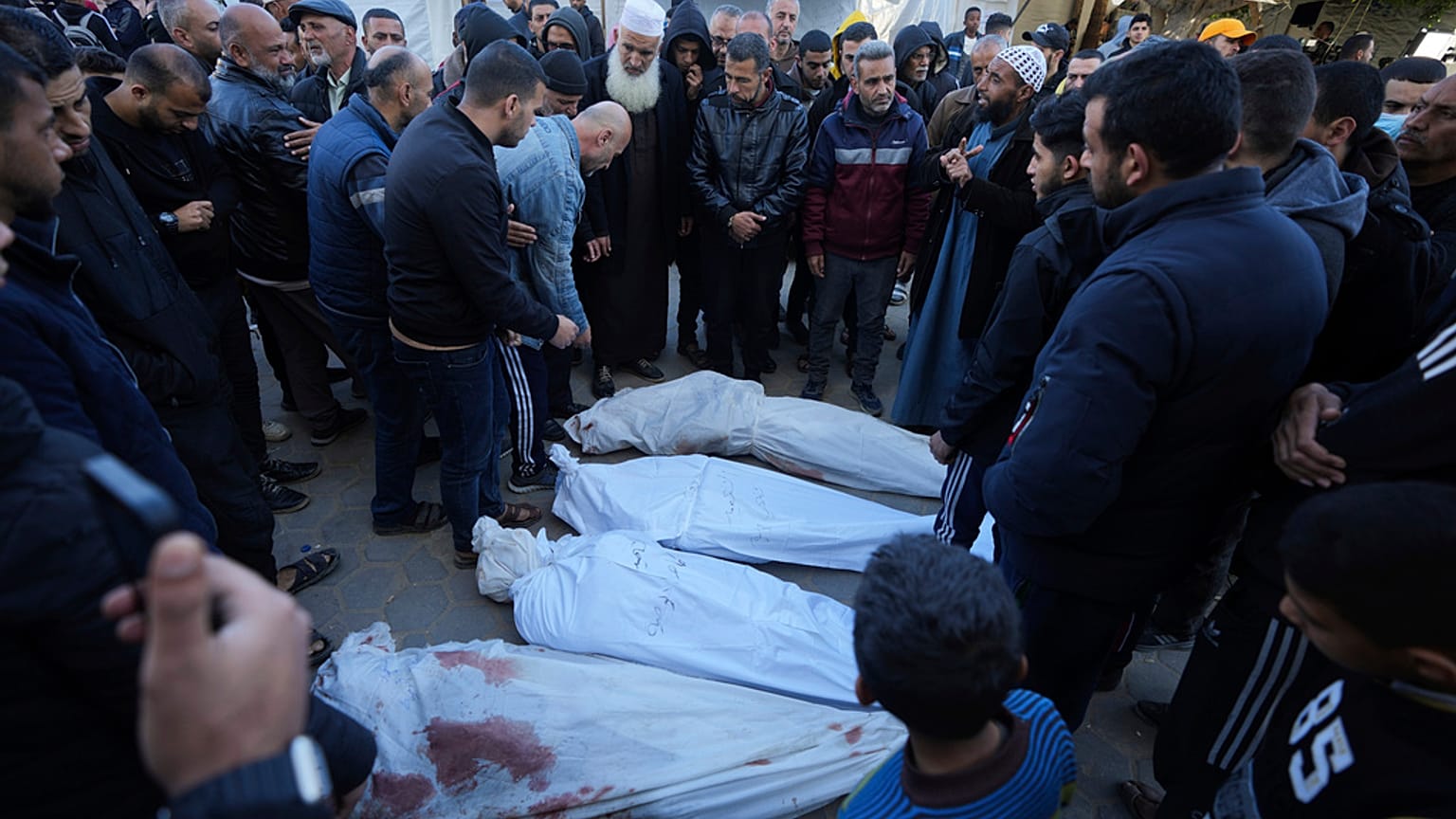 Mehr als 100 Palästinenser wurden in Gaza-Stadt getötet, als sie auf ein Hilfskonvoi mit Lebensmittel gewartet haben.