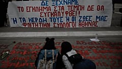 Φοιτητές ξαναγράφουν τα ονόματα των θυμάτων του σιδηροδρομικού δυστυχήματος των Τεμπών μπροστά από το κτίριο της Βουλής