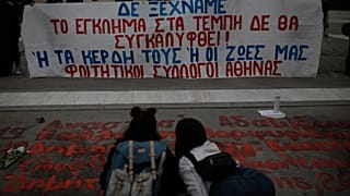 Φοιτητές ξαναγράφουν τα ονόματα των θυμάτων του σιδηροδρομικού δυστυχήματος των Τεμπών μπροστά από το κτίριο της Βουλής