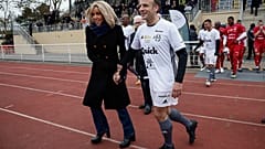 Präsident Emmanuel Macron bei einem Fußballspiel in einem Vorort von Paris
