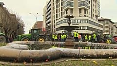 Agricultores espanhóis bloqueiam estradas e autoestradas com tratores, pneus e troncos de árvores