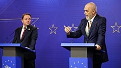 Albaniens Premierminister Edi Rama (rechts) und EU-Erweiterungskommissar Olivér Várhelyi traten gemeinsam auf einer Pressekonferenz auf.