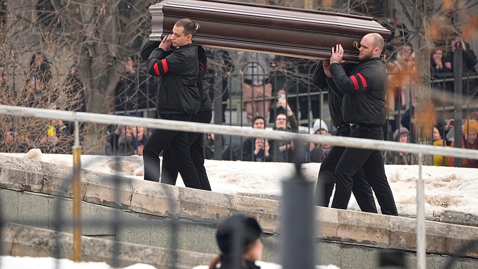 Il feretro di Alexei Navalny arriva in chiesa a Mosca 