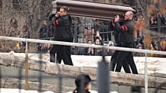 Il feretro di Alexei Navalny arriva in chiesa a Mosca 