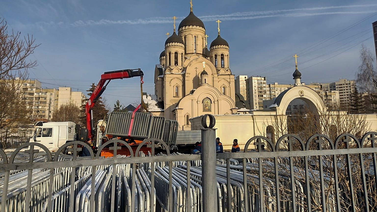Ganze Bezirke wurden mit tragbaren Metallzäunen abgesperrt.