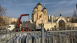 Ganze Bezirke wurden mit tragbaren Metallzäunen abgesperrt.