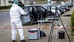 Kriminaltechniker untersucht ein Auto vor der Von-D'ring-Kaserne in Rotenburg, 1. März 2024.