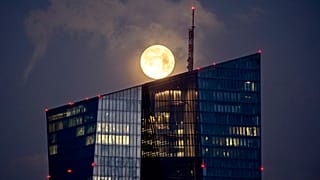 La luna tramonta dietro la Banca centrale europea a Francoforte, Germania, giovedì 25 gennaio 2024.