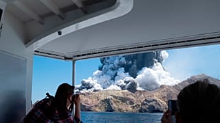 Turistas ante el activo volcán neozelandés White Island