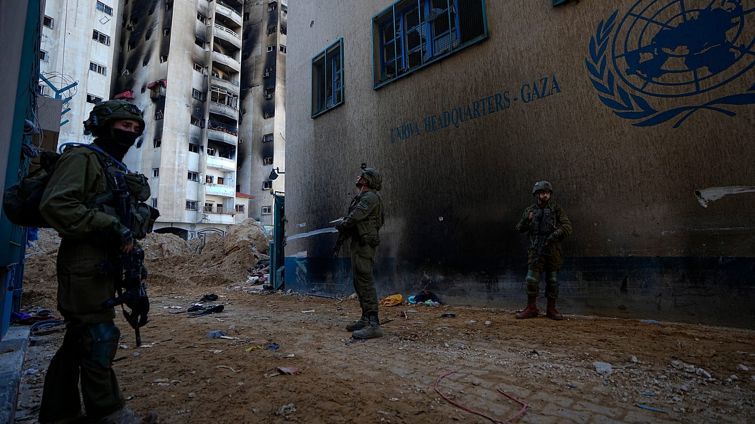 Soldados israelíes toman posiciones al entrar en la sede de la UNRWA en Gaza, el jueves 8 de febrero de 2024.