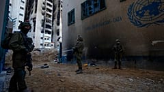Israelische Soldaten gehen in Stellung, als sie das UNRWA-Hauptquartier in Gaza betreten, Donnerstag, 8. Februar 2024.