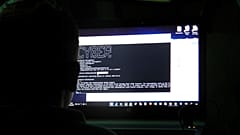 Un hombre ante una pantalla de ordenador