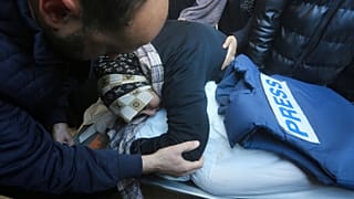 دختریک خبرنگار فلسطینی بالای جنازه پدرش که در بمباران‌های غزه کشته شد