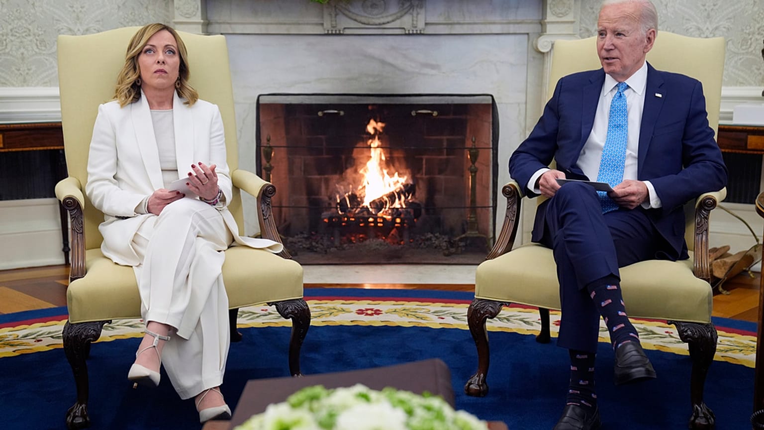 İtalya Başbakanı Meloni (solda), ABD Başkanı Joe Biden ile Beyaz Saray'da