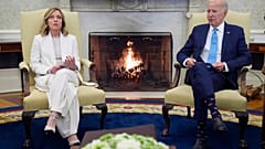 İtalya Başbakanı Meloni (solda), ABD Başkanı Joe Biden ile Beyaz Saray'da