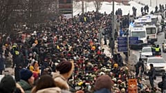 Люди идут на Борисовское кладбище