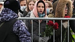 Trotz bedrohender Polizeikulisse – Tausende von Menschen haben in Moskau Abschied vom ehemaligen russischen Oppositionsführer Alexej Nawalny genommen.