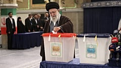 Ο Αγιατολάχ Αλί Χαμενεΐ ψηφίζει