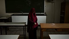 Nabela, que foi detida pelas forças israelitas, posa para um retrato na escola da ONU onde está abrigada em Rafah, no sul da Faixa de Gaza, sexta-feira, 23 de fevereiro de 2024.
