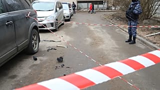 شرطي روسي يحرس في مكان تحطم طائرة مسيرة سقطت على أحد المباني بمدينة سانت بطرسبورغ 02/03/2024