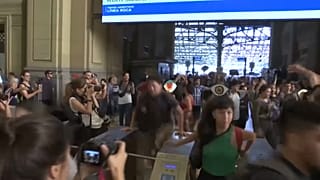 Ciudadanos argentinos protestando por la subida en el transporte
