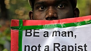 Hombre con cartel contra la violación