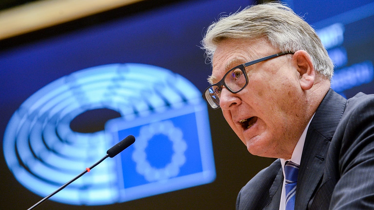 Nicolas Schmit s'exprime lors d'une session plénière au Parlement européen à Bruxelles, mercredi 10 mars 2021.