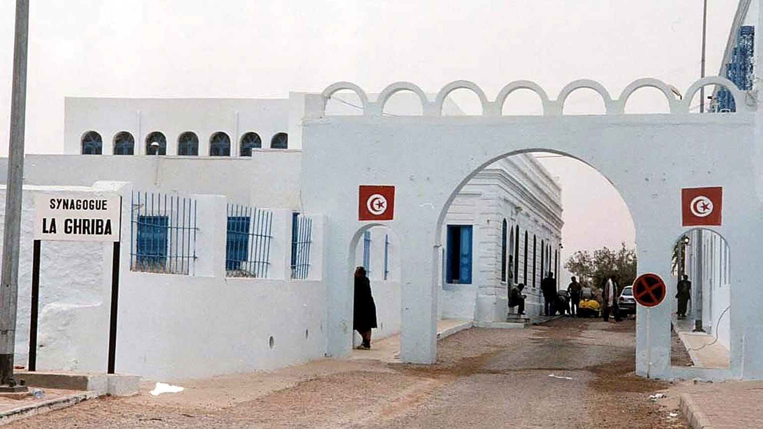 كنيس يهودي بمدينة جربا في تونس 12/04/2002