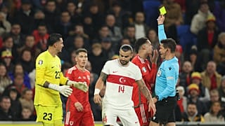A piros lap mellett továbbra is csak sárgával büntethetnek a futballbírók – képünk illusztráció