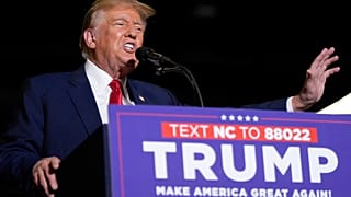 الرئيس الأمريكي السابق دونالد ترامب يصل إلى تجمع انتخابي في غرينسبورو، كارولاينا الشمالية  2 مارس، 2024