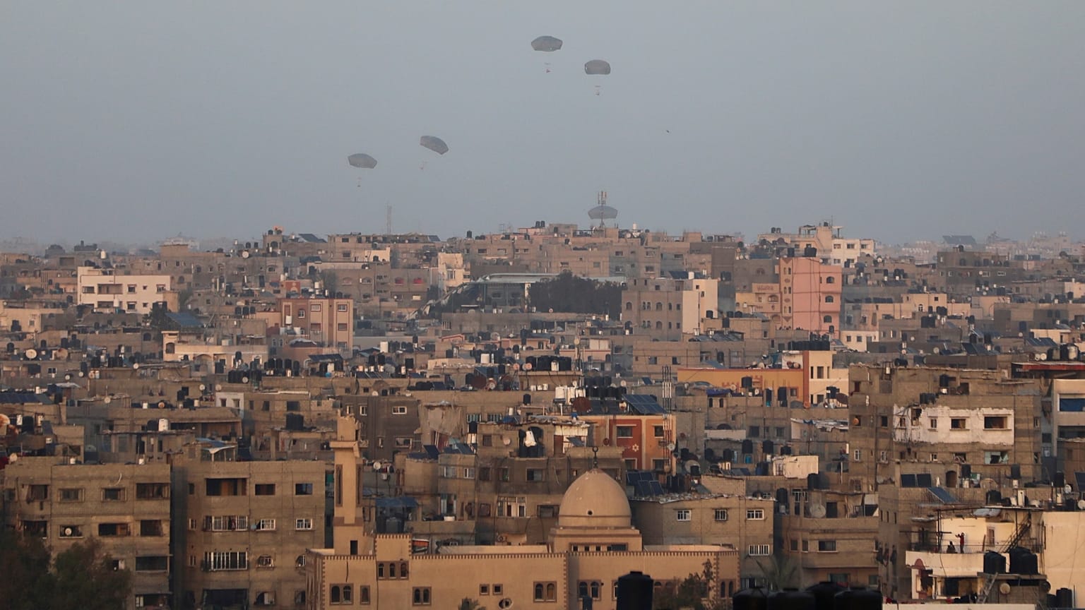 L'aide humanitaire est larguée par les États-Unis sur la ville de Gaza, dans la bande de Gaza, le samedi 2 mars 2024.