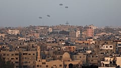 L'aide humanitaire est larguée par les États-Unis sur la ville de Gaza, dans la bande de Gaza, le samedi 2 mars 2024.