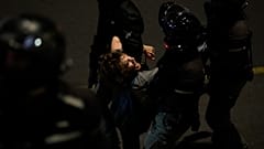 Die Polizei nimmt einen Demonstranten während eines Protestes gegen die Regierung des israelischen Ministerpräsidenten Netanjahu in Tel Aviv, Israel, am 2. März, fest,