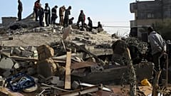 Παλαιστίνιοι στα συντρίμμια κτιρίου μετά από ισραηλινό βομβαρδισμό στη Ράφα στη Λωρίδα της Γάζας
