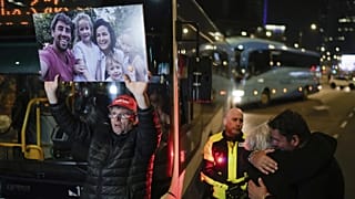 A túszok szabadon bocsátásért tüntető hozzátartozók Tel Avivban