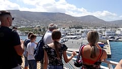Επισκέπτες φτάνουν στην Πάρο