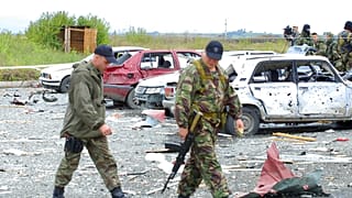 Russische Spezialeinheiten passieren beschädigte Autos, die durch eine Explosion zerstört wurden, 15. September 2003 (Symbolbild)