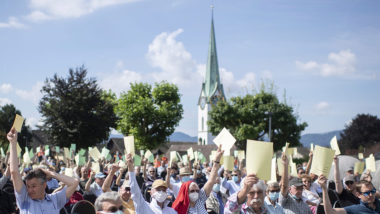 Los residentes votan en una reunión comunitaria al aire libre en Zollikon, Suiza, el sábado 4 de julio de 2020.