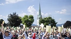 Los residentes votan en una reunión comunitaria al aire libre en Zollikon, Suiza, el sábado 4 de julio de 2020.